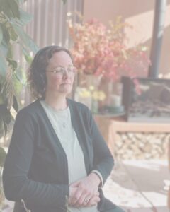 Afbeelding van Jutta met koptelefoon, luisterend naar een hypnose audio