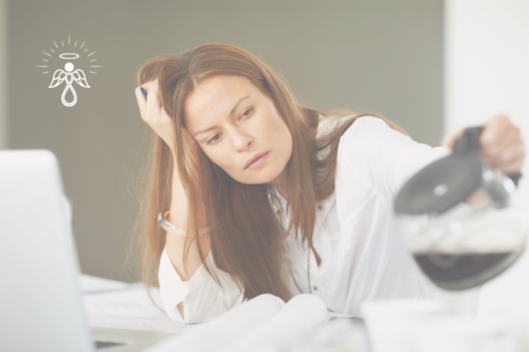 burn-out Vermoeide vrouw met hoofd in handen aan bureau, signaal van burn-out